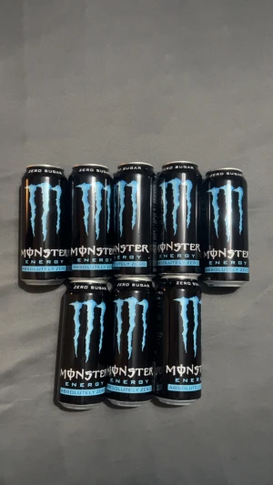 Monster Energy Absolutely Zero 8-pack - Säljer ett 8-pack Monster Energy Absolutely Zero, sockerfri energidryck i svarta burkar med blå logga. Perfekt för dig som vill ha energi utan socker. Bäst före september 2026 enligt burkarnas märkning. 8 stycken bra pris 