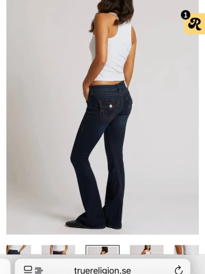 Mörkblå bootcut jeans True Religion - Säljer dessa true religion jeans , skriv för egna bilder och frågor! Storlek 27. 💕Dem är aldrig använda och köptes i julas varav priset. Kan tänka mig gå ner i pris.❣️ 