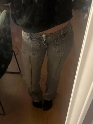 Jeans - Jättesnygga jeans från Gina Tricot. I stl 152 men passar mig som är 155cm. Säljer då jag tyvärr inte använder de längre, skriv bara vid fler frågor!💞💞