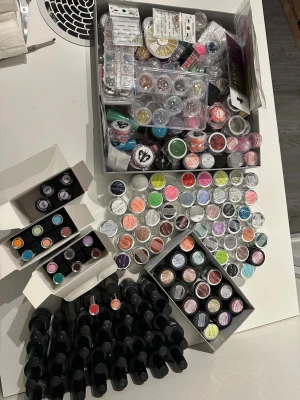 Stort nagelpaket - Stort nagelpaket Har stor rensat hemma då jag inte gör naglar så mycket längre säljer därför av massor av gel färger och gelpolish från bla Lilly nails ca 48st, jet set beauty ca 60st allt från nude till neon och glitter många av färgerna är endast uppmålade. Massor av nageldektoration som glitter, swarovski stenar, stickers mm. Säljer allt till paket pris