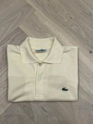 Lacoste Piké - Gul piké från Lacoste  Storlek L Knappt använd Väldigt bra skick, utan anmärkningar  Rök- och djurfritt hem  Ställ gärna frågor vid minsta fundering😄