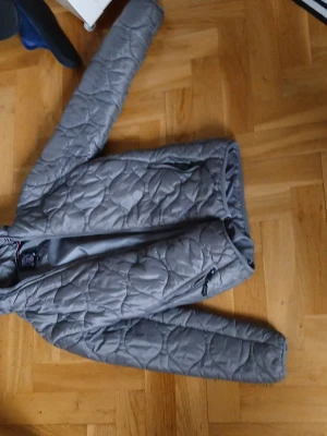 Grå quiltad pufferjacka med huva - Pufferjacka i märket POLO VINSON. Priset kan diskuteras. Skriv om ni undrar något.