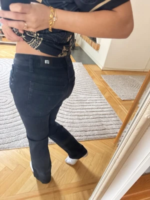Svarta lågmidjade jeans från LTB - Snygga svarta lågmidjade jeans från LTB, stretchigt material🤍jag är 162 lång, se bild tre för storleken på jeansen.