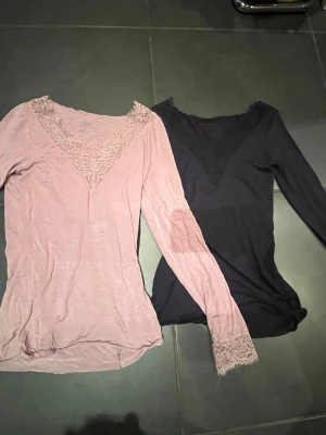 Två intimissimi toppr - Säljer dessa två intimissimi toppar, en mörkblå och en lila!! För båda, 350 kr och för en, 190 kr💖ENDAST DEN LILA FINNS KVAR