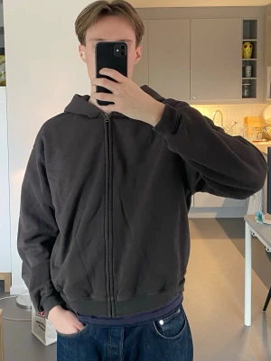 Yeezy Season 6 Zip-Hoodie - En oversized men cropped zip hoodie från Yeezy Season 6 kollektion. Färgen är mörkgrå/charcoal. Storlek S. Säljer då jag ej använder.