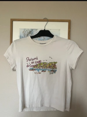 Vit t-shirt med tryck - Superfin somrig T-shirt. Sitter som en baby tee