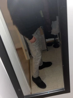 Ljusgråa  jeans från Dsquared2 - Säljer ett par ljusgråa slim look jeans från  dsquared2 har använt dom ett par gånger säljer dom på grund av använder inte dom längre mer intresse skriv gärna 