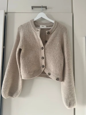 Beige stickad kofta  - Helt ny och oanvänd! Perfekt till våren🌸Nypris 400 kr