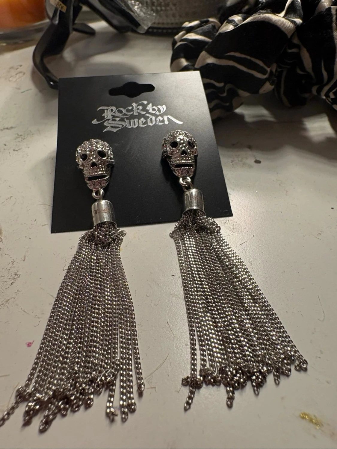 Silverfärgade döskalleörhängen Rock by Sweden - 4