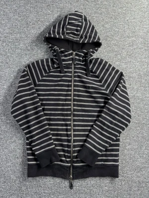 Vintage Y2K zip hoodie – storlek M - Vintage Y2K zip hoodie i storlek M. Stilren randig design i ett tungt och kvalitativt material – perfekt för en Y2K / streetwear stil. 📏 Storlek: M 📐 Mått visas i bilderna ✨ Skick: Bra skick – skicket visas tydligt i bilderna En riktigt snygg hoodie som passar perfekt till vintage eller streetwear outfits. 💸 Följ mig så får du 10% rabatt på köpet!