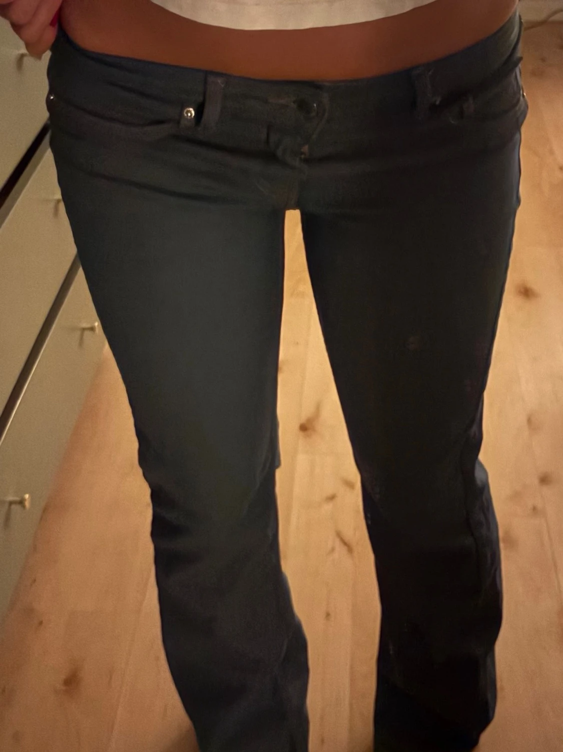 Mörkblå bootcut jeans låg midja