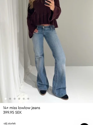 Blåa low waist bootcut jeans - Säljer ett par blåa low waist jeans från 14+ Miss med bootcut passform. Jeansen har klassisk femficksdesign, ljus tvätt och vida ben. Perfekta för en avslappnad och trendig look.