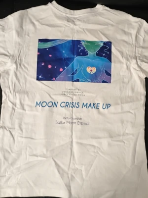 Vit Sailor Moon t-shirt med tryck uniqlo S - Använt ett par gånger, inga defekter.