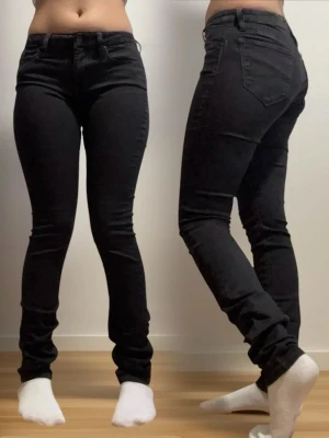 Vintage skinny slim Tommy Hilfiger jeans  - Säljer en väldigt snygg vintage dam Jeans i high rise. Jag är 158 cm. Jag kan skicka den inom 24 timmar. Pris kan diskuteras! 😇 Midja: 31 cm Höjd: 20 cm Längd: 103 cm Innerben: 77 cm