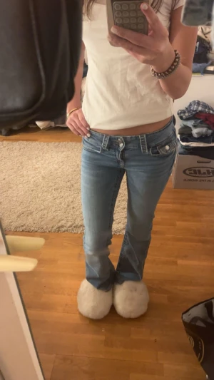 Lågmidjade bootcut jeans från Gina - Snygga ljusblå jeans från gina med låg midja och bootcut-ben. Jeansen är i storlek 158 och passar mig som är 166. Aldrig använda säljer då de inte kommit till användning🥰🥰