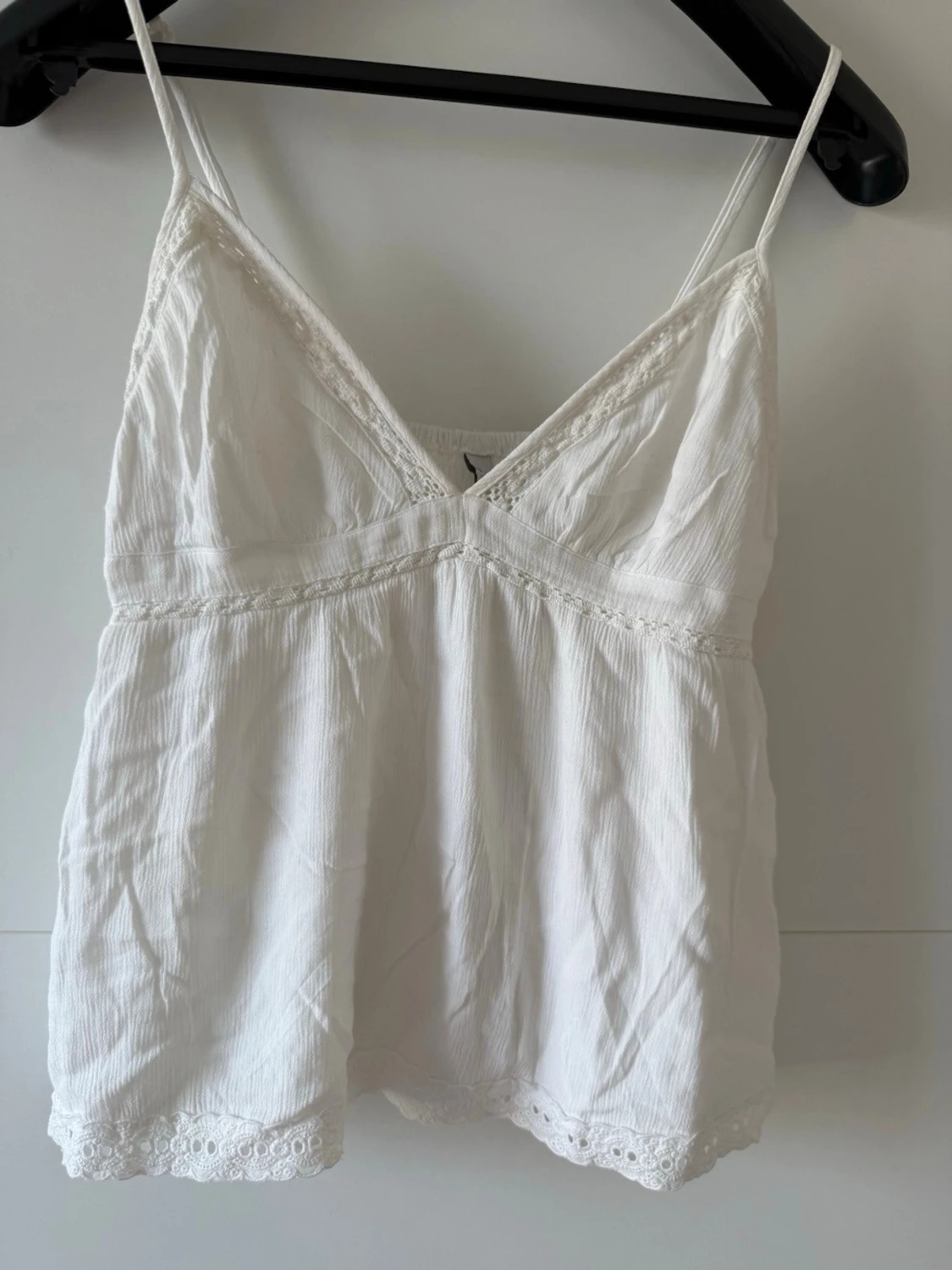 Vit topp med spetsdetaljer