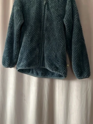 Blå fluffig vår jacka  - En blå fluffig vår jacka storlek 134/140 från pomp de lux