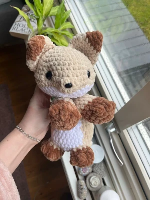 Virkad beige räv🤍 - Virkad beige räv med vita och ljusbruna detaljer.🤍 !Dessa innehåller säkerhetsögon som inte rekommenderas för barn under 3 år! 