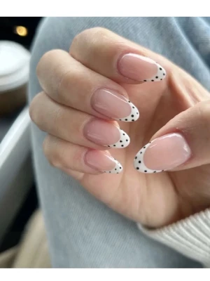 Handgjorda lösnaglar - Cute French tip with black polka dots design.
