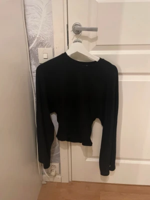 Svart croppad tröja  - Kommer inte till användning längre 