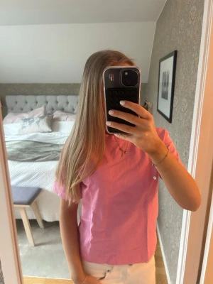 Rosa t-shirt från Gina tricot  - Säljer en jätte snygg rosa t-shirt från Gina tricot i ett ”strävare” och”tjockare” tyg som sitter snyggt på kroppen!💗Passar till allt och är i storlek XS!! Även använd 2-3 ggr och är i super skick 💞