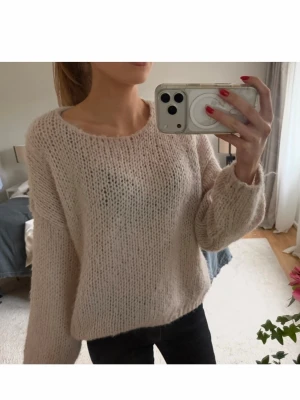 Beige stickad tröja - Beige stickad tröja. Grovstickad🩷