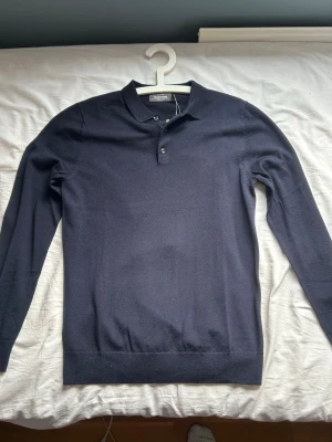 Mörkblå merinoulltröja Dressmann - Stilren mörkblå stickad tröja från Dressmann i mjuk merinoull. Perfekt för en clean och klassisk look. HELT OANDVÄND, lappen kvar. Nypris 799kr hör av er vid funderingar!✌🏼