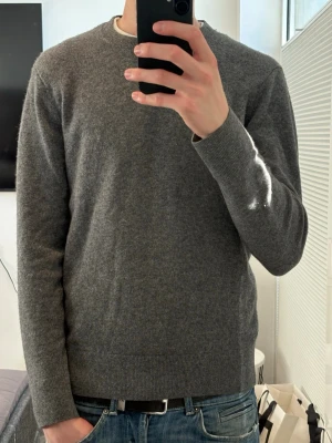 Kashmir tröja - Storlek M men sitter som S. Köpt på uniqlo för 1700kr. Inga skador eller liknande 