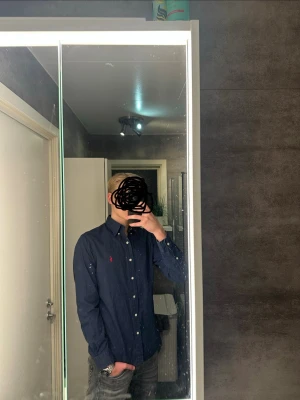 Ralph Lauren skjorta - En riktigt fet Ralph Lauren skjorta. Skjortan är i väldigt bra skick utan några defekter! Skriv vid frågor och kolla gärna in min profil för fler kläder och bälten:)