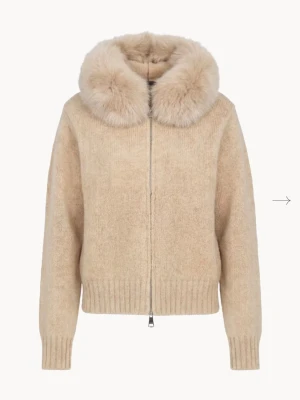 Alessa jacka  - Alessa jacka i begie knappt använt, köpt för 1800kr perfekt vår jacka. Storlek M passar även S 