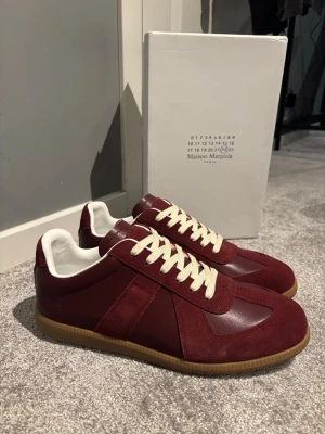 Maison Margiela Gats - Tjena! Säljer ett par riktigt feta gats i den unika färgen vinröd. Inga defekter över huvudtaget och dom är i riktigt bra skick. Dustbag och lådan ingår🙏