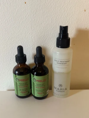 Hårvårdsprodukter med rosmarin - Oli kostar 100 och rosmarin spry 70 om man köper alla ihop blir 250. Säljer två flaskor Mielle Rosemary Mint Strengthening Oil med pipett och en Maria Åkerberg Scalp Treatment Rosemary med sprayfunktion. Produkterna har gröna och vita etiketter och är perfekta för dig som vill boosta håret med naturliga oljor och rosmarinextrakt.