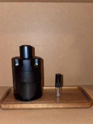 Azzaro The most wanted Intense  - 2ml sample av Azzaro the most wanted Intense, 10% rabatt på bundles, vid köp över 99kr ingår en gratis 2 ml sample på köpet