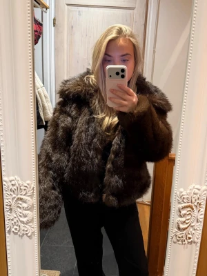 Päls jacka  - Brun päls jacka (fuskpäls) nyskick med prislappen kvar! 
