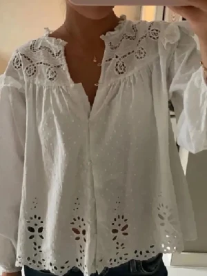 Vit broderad blus från Zara  - Lånad bild! Säljer min söta blus från Zara 💖skriv för egna bilder 