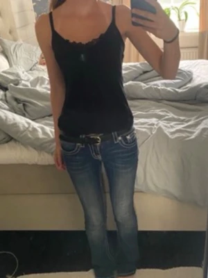 Blå miss me jeans med coola detaljer🌺 - Säljer ett par blå bootcut miss me jeans med tydliga vita kontrastsömmar och låg midja. Jeansen har klassiska fem fickor och bälteshällor. Snygg tvätt, as snygga men måste sälja för att dom blir liggandes i garderoben då jag tycker dom är lite väl stor. Perfekta för att piffa upp outfiten, fått så mycket komplimanger!💗 Som nya när jag köpte dom och tycker att dom är i bra skick nu också, skriv för frågor 