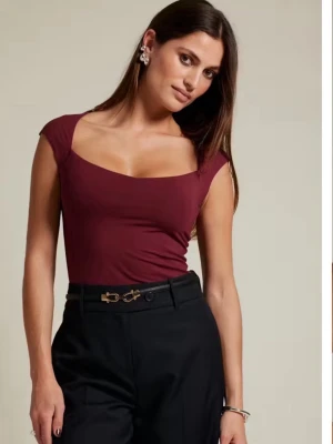 Bikbok Vinröd topp med v-ringning - Snygg vinröd topp från NA-KD med v-ringad hals och korta ärmar. Toppens passform är tight och den är tillverkad i mjuk bomull. Perfekt att matcha med höga byxor för en trendig look.