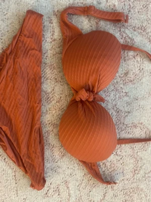 Calzedonia bikini  - Här är en jätte söt mörk rosa bikini, perfekt för sommaren. Säljer då den är för stor för mig. Den är från clazedonia i storlek M skulle jag säga. För fler mått och intresse kontakta mig 💕💋