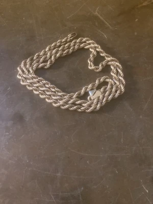 Tjockt tvinnat halsband i silverfärg - Säljer ett snyggt Crodell halsband med tvinnad kedja i silverfärg. Halsbandet har en robust känsla och ett klassiskt lås. Perfekt accessoar för dig som gillar stilrena smycken med lite tyngd. Köpt för 2500 