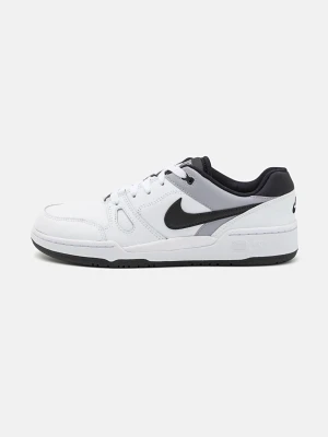 Nike vita och svarta sneakers - Snygga vita sneakers från Nike med svart swoosh och detaljer. Skorna har lågt skaft, klassisk snörning och ovandel i läder och syntet. Perfekta för en sportig och stilren look.
