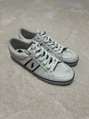 Ralph Lauren skor - Vita Ralph skor i toppen skick, tvätt sker innan leverans