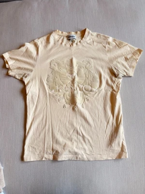 Kenzotshirt - En cremevit kenzo T-shirt men tryck. Trycket är aning missfärgat.