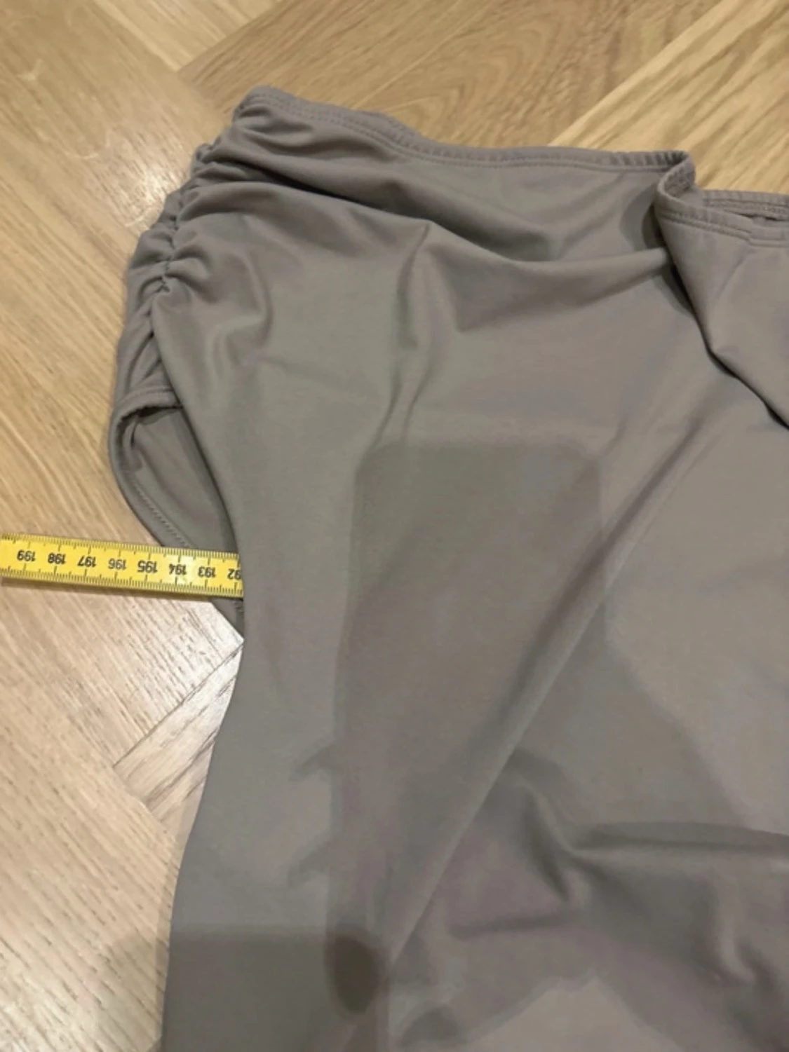 Grå långklänning med rynkade detaljer - 3