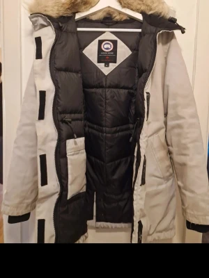 Vit jacka från Canada Goose - Snygg vinter jacka från Canada Goose. Perfekt för kalla vinterdagar, den har en clean, stilren look. Köpte den för ca 6 800 kr i butik, säljes billigt då den blivit något smutsig i färgen. Använd 2 vintrar. Skriv för fler bilder 🤍❄️