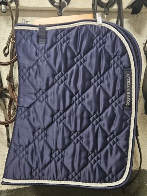 MARINBLÅTT SCHABRAK FRÅN COPPERFIELD - Snyggt marinblått schabrak från Copperfield med quiltat mönster och vit/silverig kant. Storlek full, använt fåtal gånger! 