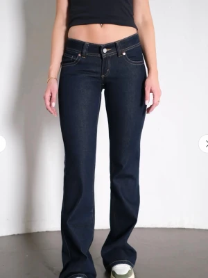 Mörkblåa bootcut jeans från Abrand  - Snygga mörkblå bootcut jeans från Wrangler med klassiska kontrastsömmar och femficksmodell. Jeansen har låg midja och jag säljer då jag har ett likadant par❤️