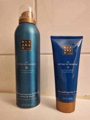 Rituals The Ritual of Hammam duo - Säljer ett set från Rituals The Ritual of Hammam med en uppfriskande duschgel och en närande body cream. Båda produkterna har en fräsch doft av eukalyptus och rosmarin. Förpackningarna är blå med gulddetaljer och har en lyxig känsla. Båda använda 2, 3 gånger