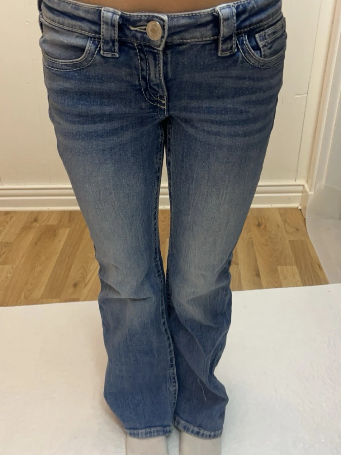 Blå bootcut jeans med slitningar - 1
