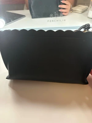 Svart necessär  - En söt och bra storlek för en necessär. Har någras små fläckar utanpå och inuti men de går bort.