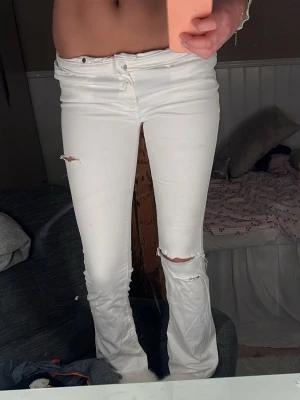 Skit snygga vita jeans!!!🤍 - As snygga vita jeans från ōviesse i storlek s, jag på bilden är 174 och det är perfekta i längden!🤍😇använda en gång🙌